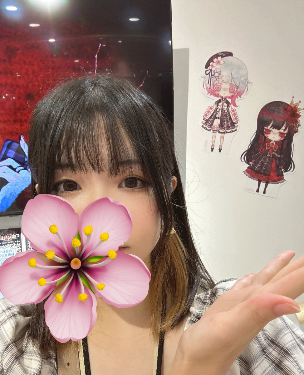 n_mikitani's tweet image. 時間が合った声優のみんなで、
新宿マルイアネックス内で開催中の #まのさば POPUPストアに行ってまいりました🌸
店頭のパネルにサインさせていただきましたよー!
ぬいぴ〜すはネットでの受注販売ですが、店頭にも実物の展示が!
クリア済みの方はぜひ見てみてくださいね…🛌