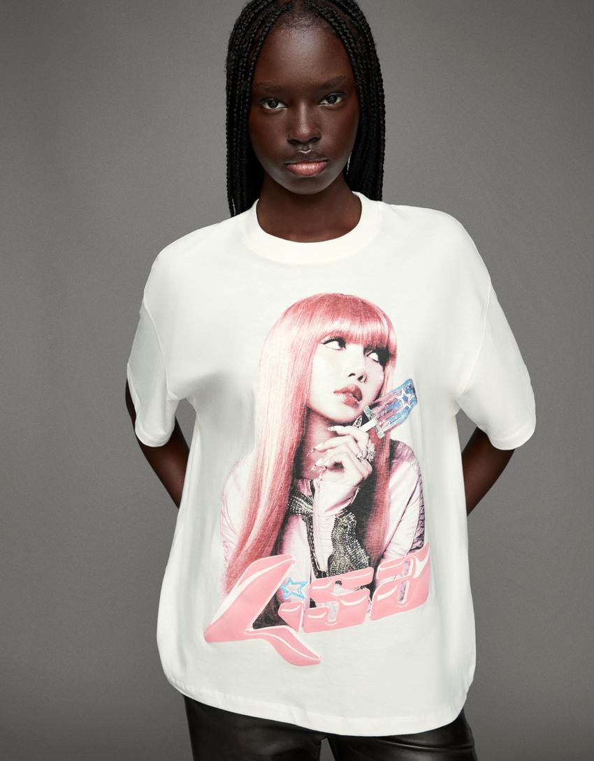 LaliceUpdates's tweet image. Collaboration: #LISA x @Bershka part 2 (KIKI VER) 

🔗 bershka.com/fr/t-shirt-man…

@wearelloud 
#LISAxAlterEgo