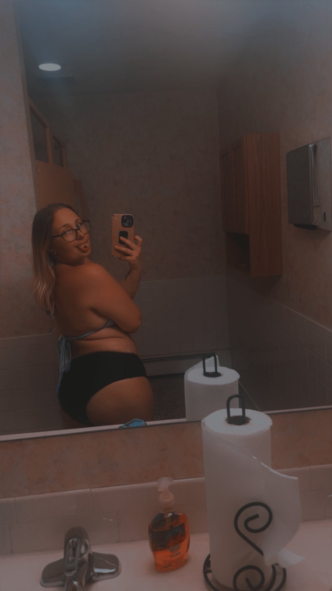 2 pic. Check out my page you might find what your looking for 🤭💦 #OnlyFans #RT #Like #follow https://t.co/TdTLlY6o06