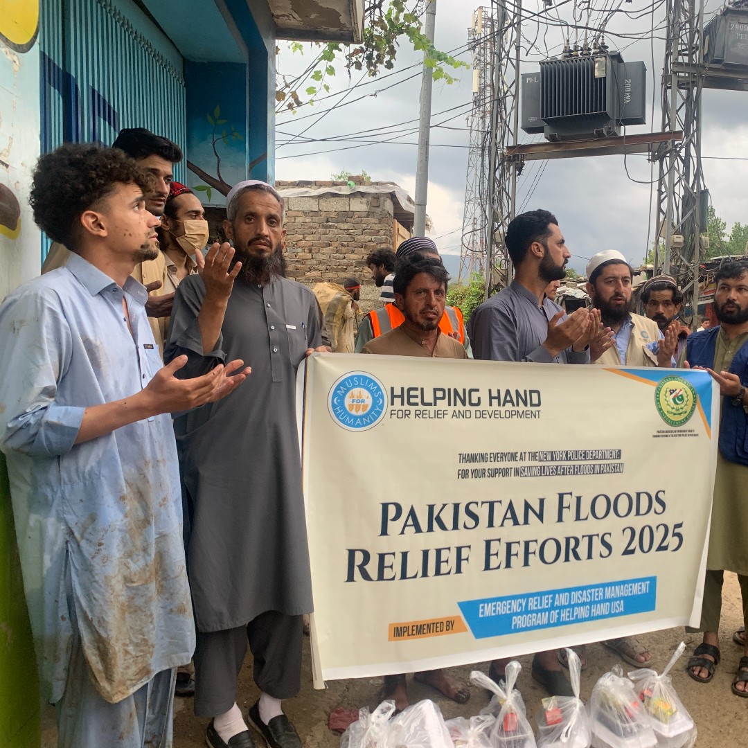 HelpingHandUSA's tweet photo. Pakistan is underwater.

💔 750 lives lost
💔 Nearly 1,000 injured
💔 Thousands displaced

HHRD teams are responding with food, water, and shelter.  This Jummah, join us in saving lives today: https://t.co/XeKnZIfDKn https://t.co/D2kYMNKHch