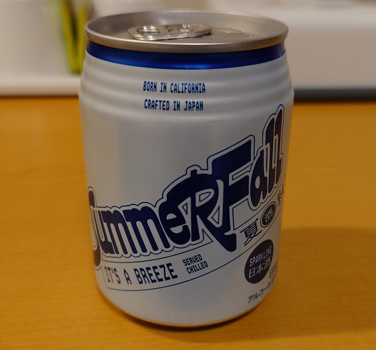 show_HoloReg's tweet photo. コンビニよったら初めて見る日本酒があったので買ってみました

スパークリング日本酒のサマーフォールらしいです
後ろを見ると製造が澪も作ってる宝酒造さん
米の甘みもあってスッキリ飲みやすい https://t.co/SArBcXcEgN