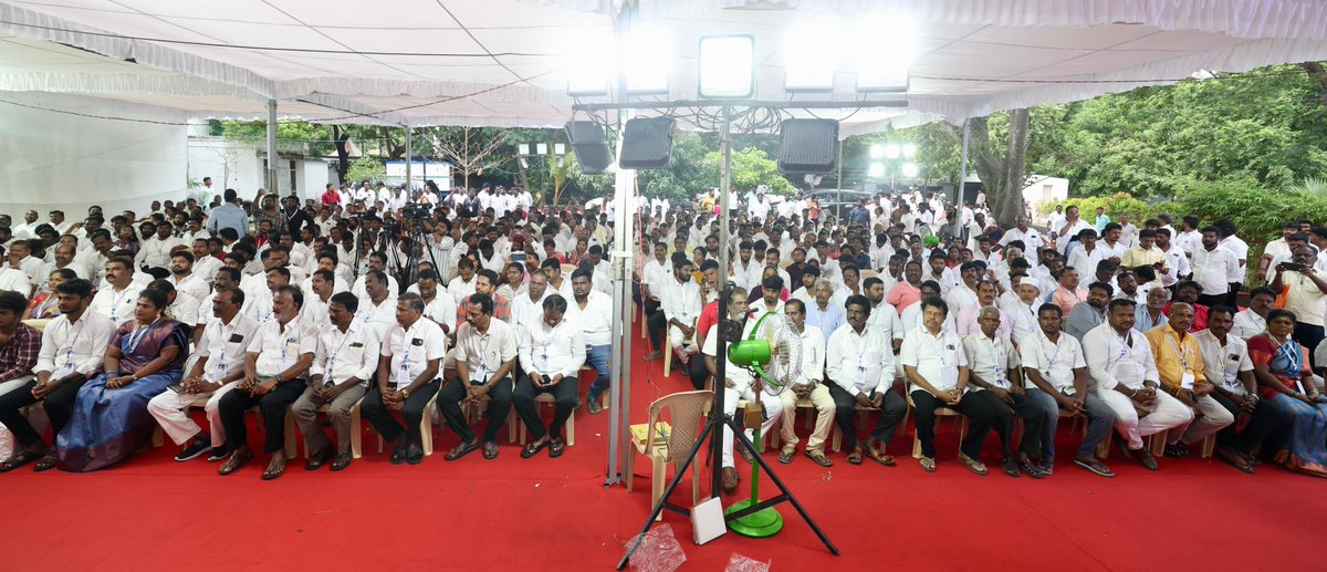 Udhay (@udhaystalin) on Twitter photo தமிழ்நாட்டின் மண் - மொழி - மானம் காக்க கழகத்தலைவர் - மாண்புமிகு முதலமைச்சர் <a href="/mkstalin/">M.K.Stalin</a> அவர்கள், ‘ஓரணியில் தமிழ்நாடு’ மக்கள் சந்திப்பு & உறுப்பினர் சேர்க்கை முன்னெடுப்பைத் தொடங்கி வைத்தார்கள்.
இந்த முன்னெடுப்பின் கீழ், சென்னை தெற்கு மற்றும் தென் மேற்கு மாவட்டக்கழகங்களுக்கு உட்பட்ட தமிழ்நாட்டின் மண் - மொழி - மானம் காக்க கழகத்தலைவர் - மாண்புமிகு முதலமைச்சர் <a href="/mkstalin/">M.K.Stalin</a> அவர்கள், ‘ஓரணியில் தமிழ்நாடு’ மக்கள் சந்திப்பு & உறுப்பினர் சேர்க்கை முன்னெடுப்பைத் தொடங்கி வைத்தார்கள்.
இந்த முன்னெடுப்பின் கீழ், சென்னை தெற்கு மற்றும் தென் மேற்கு மாவட்டக்கழகங்களுக்கு உட்பட்ட