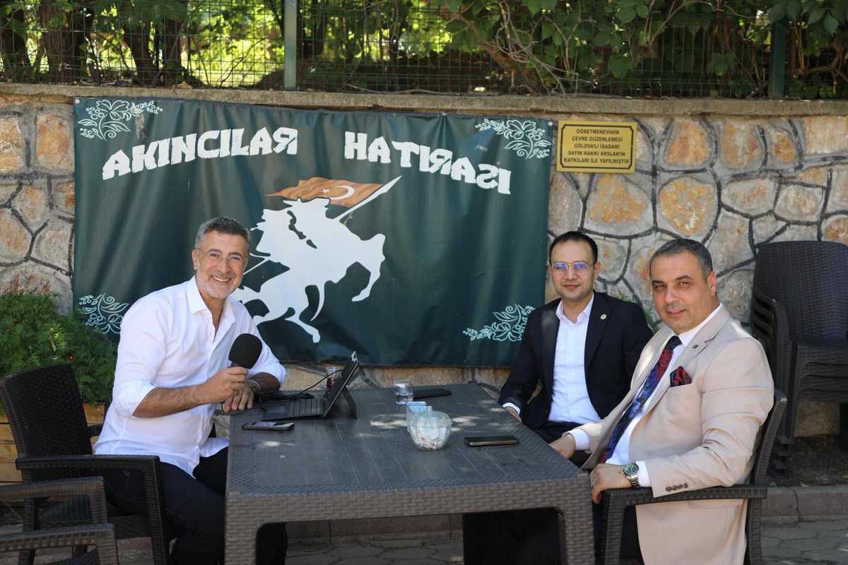 📻 Gölova Kaymakamı İlçemiz Kaymakam V. Sn. Tarık Safa Kahveci, Bel.  Bşk. Sn.Murat Sevinç ile birlikte Kral FM’de Afrikalı Ali’nin canlı yayın konuğu oldu.

Canlı yayında Akıncılar’ın tarihi, kültürü ve güzellikleri üzerine keyifli bir sohbet gerçekleştirildi.