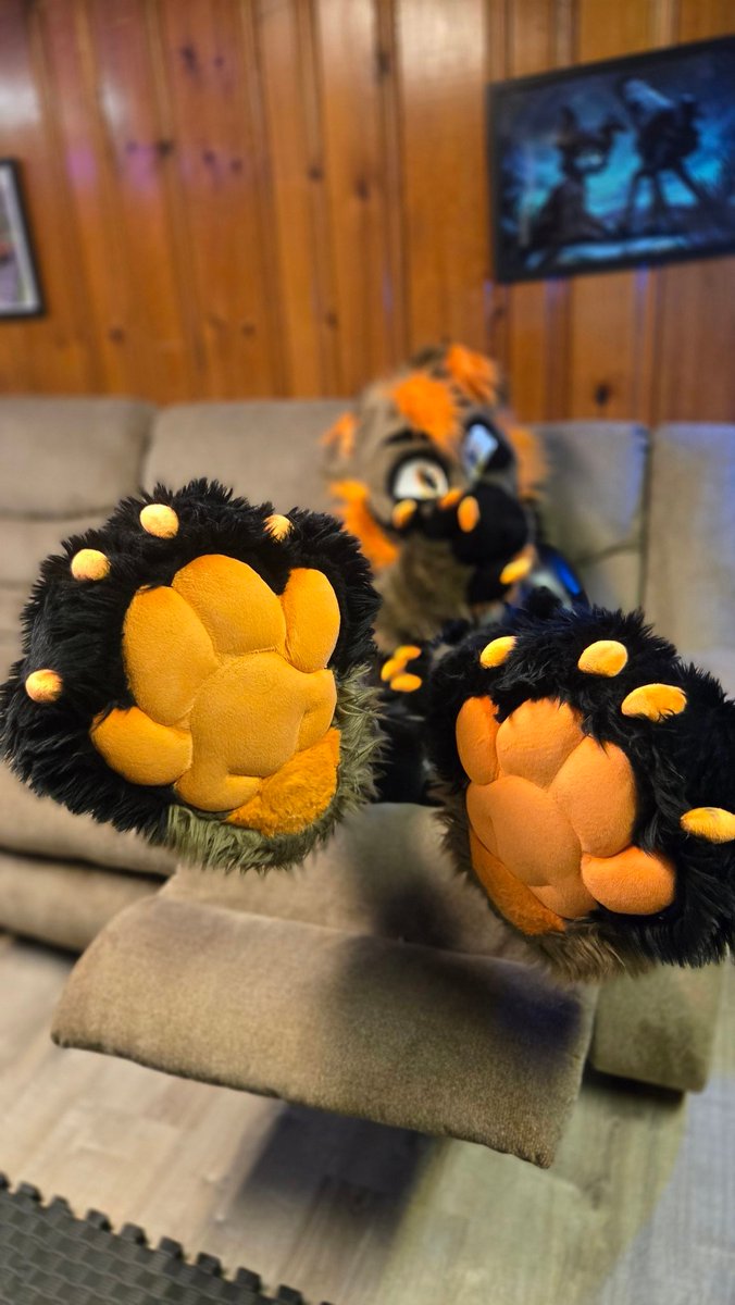 See anything you like? Awwwwrf

#Pawgust #FursuitFriday