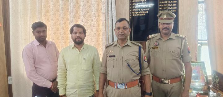 UttarPradesh.ORG News (@weuttarpradesh) on Twitter photo рдЪрд┐рддреНрд░рдХреВрдЯ :-SC/ST рдХреА рджрд▓рд╛рд▓реА рдХреЗ рд▓рд┐рдП рд╕рд┐рдВрдбрд┐рдХреЗрдЯ рдмрдирд╛ рджрдмрдВрдЧ, рдЬреБрдЯрд╛рдИ рд▓рд╛рдЦреЛрдВ рдХреА рд╕рдВрдкрддреНрддрд┐ред рдЪрд┐рддреНрд░рдХреВрдЯ рдЬрд┐рд▓реЗ рдХреА рдорд╛рдирд┐рдХрдкреБрд░ рддрд╣рд╕реАрд▓ рдореЗрдВ рджрдмрдВрдЧ рдЖрд╢реАрд╖ рдХреЛрд▓ рдкрд░ рдЖрд░реЛрдк рд╣реИ рдХрд┐ рдЙрд╕рдиреЗ SC/ST рдПрдХреНрдЯ рдореЗрдВ рджрд▓рд╛рд▓реА рдХрд╛ рдЧрд┐рд░реЛрд╣ рдмрдирд╛рдХрд░ рдЧрд░реАрдм рд╡ рдкрд┐рдЫрдбрд╝реА рдЬрд╛рддрд┐ рдХреЗ рдпреБрд╡рдХреЛрдВ рдХреЛ рдлрдВрд╕рд╛ рдХрд░ рдЕрд╡реИрдз рд╡рд╕реВрд▓реА рдХреАред рдЖрд░реЛрдк рд╣реИ рдХрд┐ рдЗрд╕реА рджрдмрд╛рд╡ рдореЗрдВ рдПрдХ рдЧрд░реАрдм рдмреНрд░рд╛рд╣реНрдордг рдЪрд┐рддреНрд░рдХреВрдЯ :-SC/ST рдХреА рджрд▓рд╛рд▓реА рдХреЗ рд▓рд┐рдП рд╕рд┐рдВрдбрд┐рдХреЗрдЯ рдмрдирд╛ рджрдмрдВрдЧ, рдЬреБрдЯрд╛рдИ рд▓рд╛рдЦреЛрдВ рдХреА рд╕рдВрдкрддреНрддрд┐ред рдЪрд┐рддреНрд░рдХреВрдЯ рдЬрд┐рд▓реЗ рдХреА рдорд╛рдирд┐рдХрдкреБрд░ рддрд╣рд╕реАрд▓ рдореЗрдВ рджрдмрдВрдЧ рдЖрд╢реАрд╖ рдХреЛрд▓ рдкрд░ рдЖрд░реЛрдк рд╣реИ рдХрд┐ рдЙрд╕рдиреЗ SC/ST рдПрдХреНрдЯ рдореЗрдВ рджрд▓рд╛рд▓реА рдХрд╛ рдЧрд┐рд░реЛрд╣ рдмрдирд╛рдХрд░ рдЧрд░реАрдм рд╡ рдкрд┐рдЫрдбрд╝реА рдЬрд╛рддрд┐ рдХреЗ рдпреБрд╡рдХреЛрдВ рдХреЛ рдлрдВрд╕рд╛ рдХрд░ рдЕрд╡реИрдз рд╡рд╕реВрд▓реА рдХреАред рдЖрд░реЛрдк рд╣реИ рдХрд┐ рдЗрд╕реА рджрдмрд╛рд╡ рдореЗрдВ рдПрдХ рдЧрд░реАрдм рдмреНрд░рд╛рд╣реНрдордг