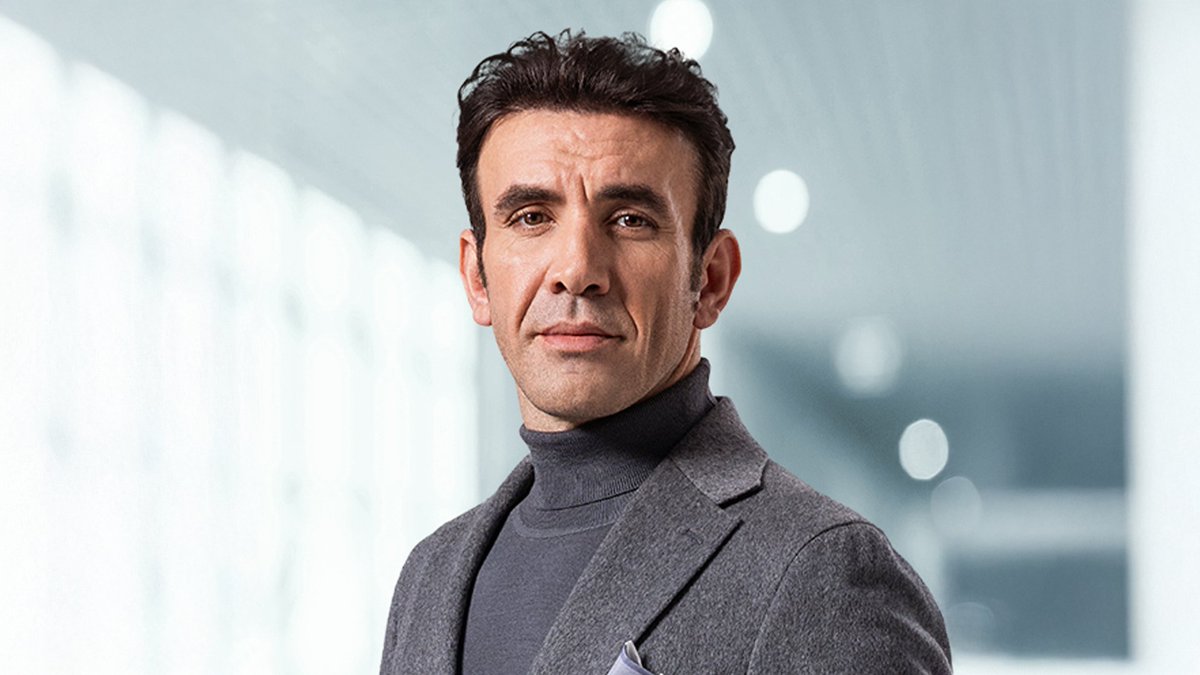 Fotoğrafçı Dilan Bozyel, oyuncu Mehmet Yılmaz Ak tarafından 16 yaşında tacize uğradığını iddia etti:

"16 yaşındaydım, aynı sınıftaydık. Başıma silah dayayarak benimle birlikte olmaya çalıştı."