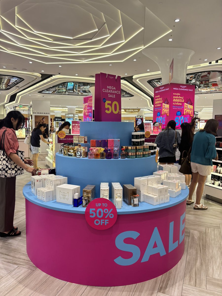 เริ่มแล้วค่าา เซลจริงอะไรจริง รีบบึ่งงงมาแต่เช้าเลยเพราะว่าเริ่มวันนี้วันแรก อันนี้ถ่ายโซนเซลของบิวตี้มาน้า คนเยอะจริง โซนแฟชั่นข้างล่างก็คนเยอะ เพราะลดสูงสุด 80% ปะเดาๆ ใครยังไม่มารีบมาด่วน ที่ King Power รางน้ำ
