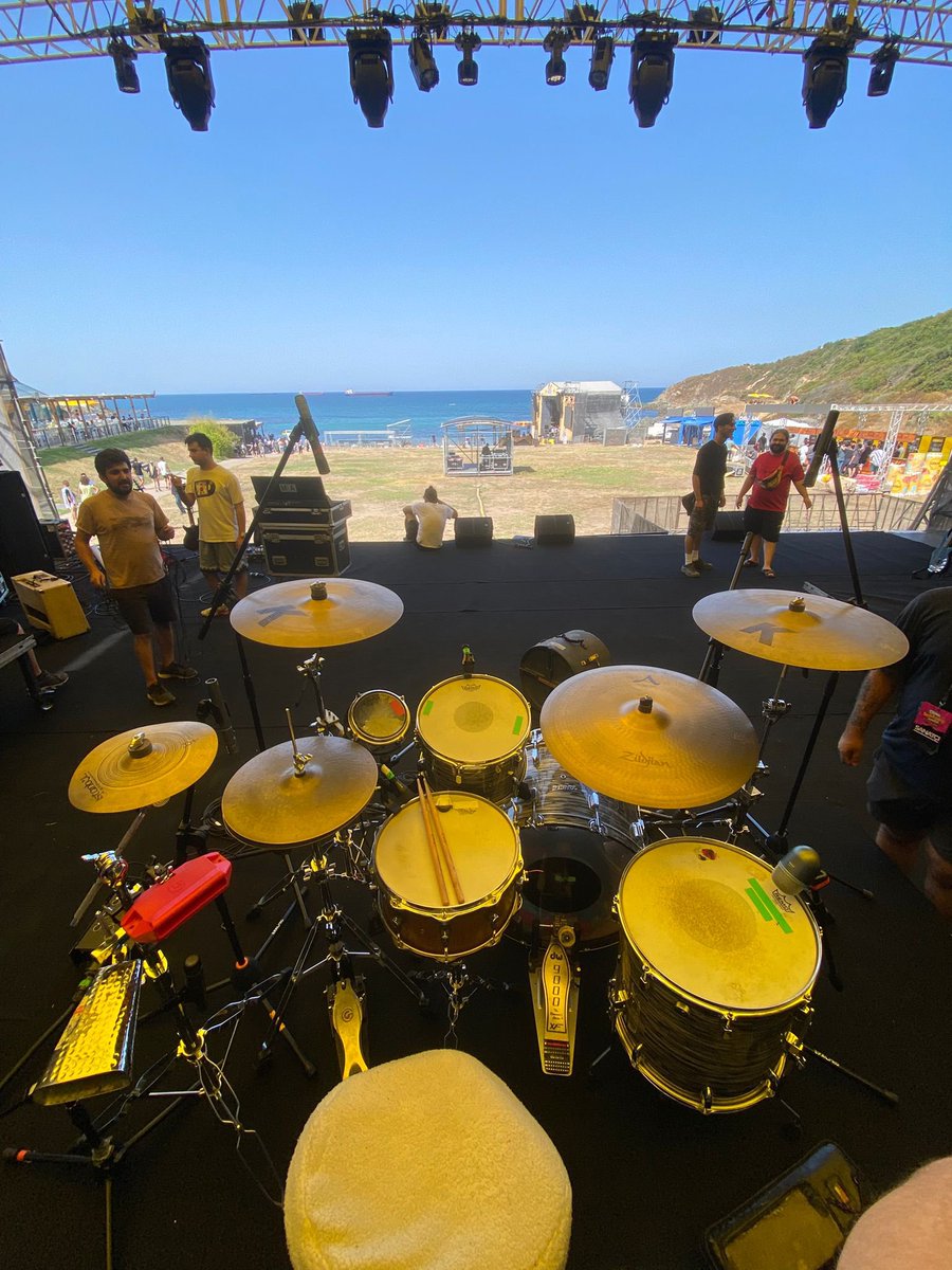 Zeytinli Rock Festivali’nin, idarenin keyfi kararıyla ikinci kez iptal edildiğini üzülerek öğrendik.Hangi sebeple olursa olsun müziğin susmayacağını,başka festival ve konserlerde siz dinleyicilerimizle buluşmayı iple çektiğimizin bilinmesini isteriz. Sevgilerimizle.