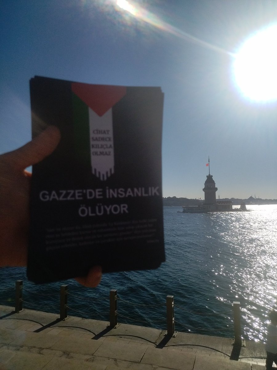 CosmoSah's tweet image. Bu hafta broşür dağıtımı için Üsküdar&apos;daydım. Broşür dağıtırken bir abi bana doğru geldi (başta sivil polis sandım) tebrik etti ardından bu kupayı hediye etti. Bazen küçük bir tebessüm böyle bir hediye, yaptığın şeyin ne kadar anlamlı olduğunu hissettiriyor. #MyNameİsLam