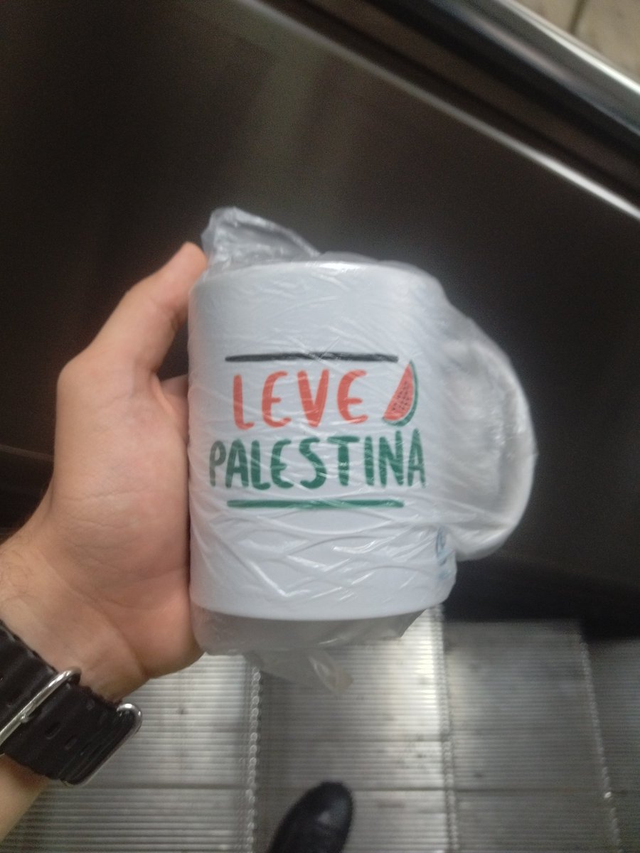 CosmoSah's tweet image. Bu hafta broşür dağıtımı için Üsküdar&apos;daydım. Broşür dağıtırken bir abi bana doğru geldi (başta sivil polis sandım) tebrik etti ardından bu kupayı hediye etti. Bazen küçük bir tebessüm böyle bir hediye, yaptığın şeyin ne kadar anlamlı olduğunu hissettiriyor. #MyNameİsLam