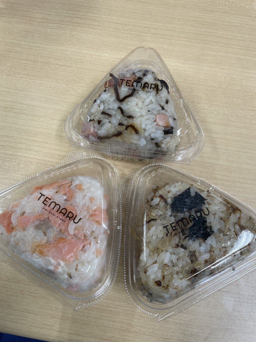 nabaka_ri's tweet photo. お昼ご飯を買いに #TEMARU さんに行ってきました 見たことある人たちのフライヤー貰いました←
ここのおむすびは具だくさんで美味しかったですわ!職場から近いからまた行きます😊
#しゅぴねす https://t.co/rFdWKOXMw8