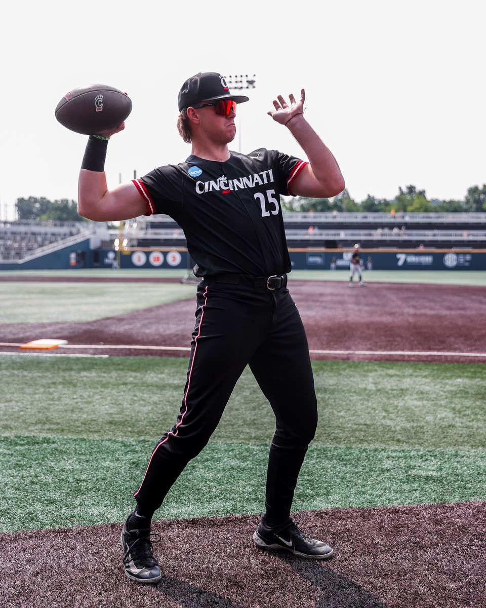 Football season is here! 🏈

Good luck tonight, <a href="/GoBearcatsFB/">Cincinnati Football</a>!