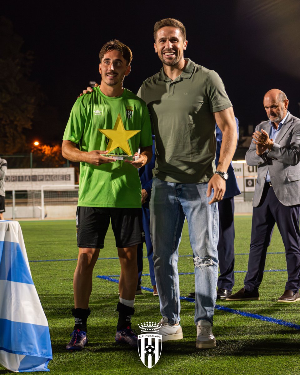 CFPeralada's tweet image. ⚔️𝟱𝟲è 𝗧𝗼𝗿𝗻𝗲𝗶𝗴 𝗱𝗲 𝗹’𝗘𝘀𝘁𝗮𝗻𝘆: 𝗘𝗻𝘁𝗿𝗲𝗴𝗮 𝘁𝗿𝗼𝗳𝗲𝘂💚

🏅 @DaniGomez_10 , MVP amb un golàs de falta!
🏆 @alanroc15 recull el trofeu de campions per al @cfperalada🙌

Gràcies: @CollVerdFoie @croaksbistrobar
@CasinoPeralada🙌

#SomPeralada #Torneigdelestany