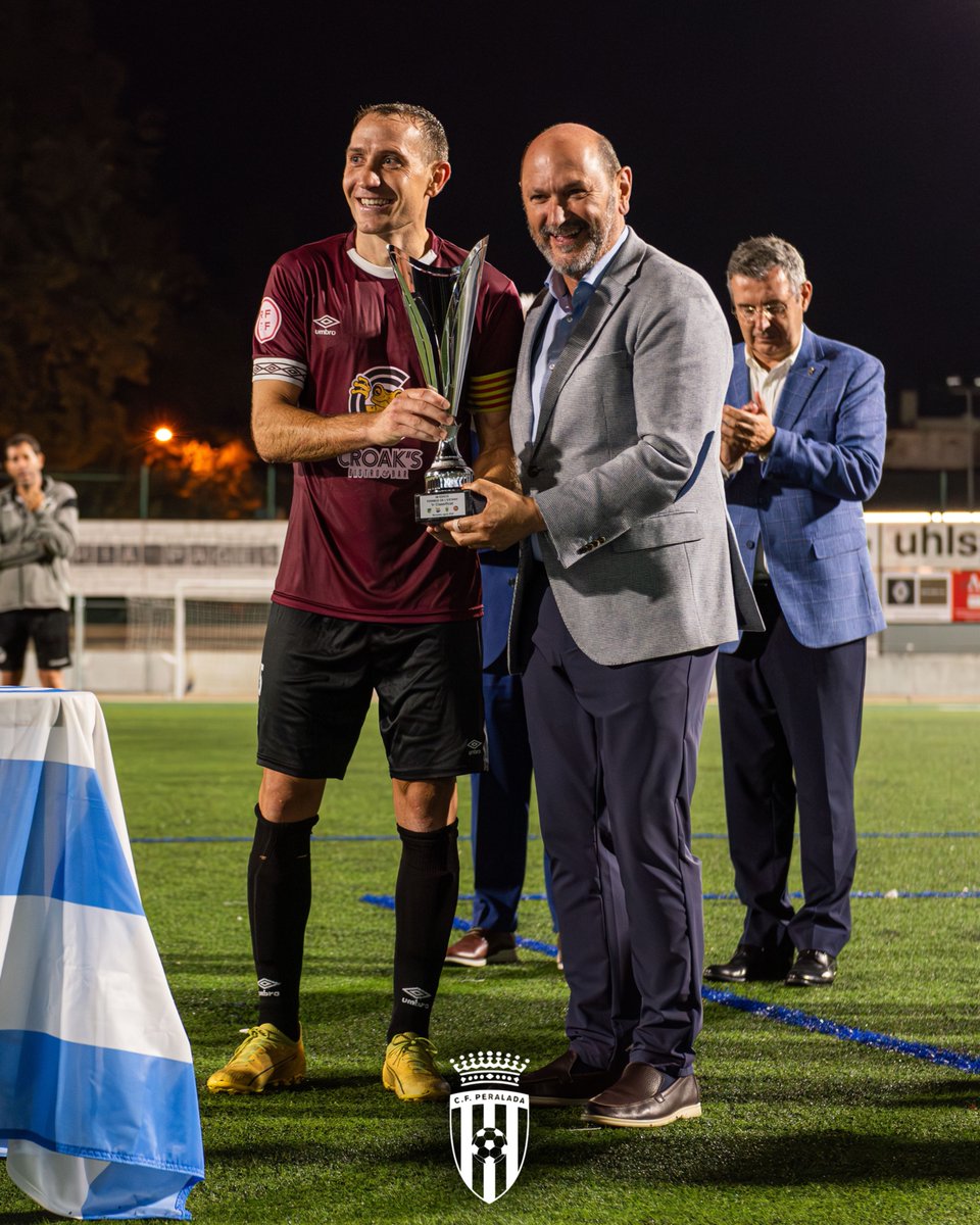 CFPeralada's tweet image. ⚔️𝟱𝟲è 𝗧𝗼𝗿𝗻𝗲𝗶𝗴 𝗱𝗲 𝗹’𝗘𝘀𝘁𝗮𝗻𝘆: 𝗘𝗻𝘁𝗿𝗲𝗴𝗮 𝘁𝗿𝗼𝗳𝗲𝘂💚

🏅 @DaniGomez_10 , MVP amb un golàs de falta!
🏆 @alanroc15 recull el trofeu de campions per al @cfperalada🙌

Gràcies: @CollVerdFoie @croaksbistrobar
@CasinoPeralada🙌

#SomPeralada #Torneigdelestany