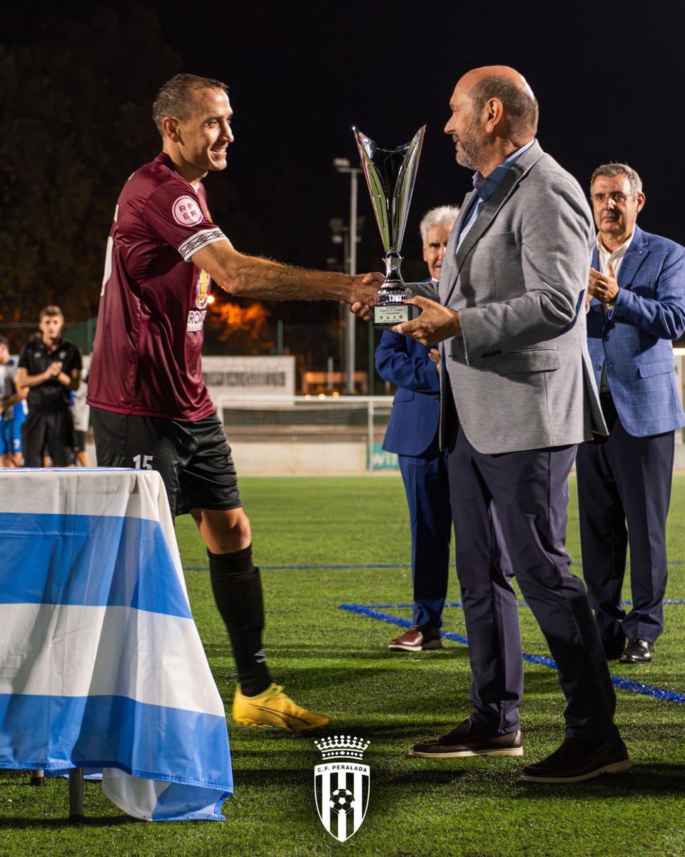 CFPeralada's tweet image. ⚔️𝟱𝟲è 𝗧𝗼𝗿𝗻𝗲𝗶𝗴 𝗱𝗲 𝗹’𝗘𝘀𝘁𝗮𝗻𝘆: 𝗘𝗻𝘁𝗿𝗲𝗴𝗮 𝘁𝗿𝗼𝗳𝗲𝘂💚

🏅 @DaniGomez_10 , MVP amb un golàs de falta!
🏆 @alanroc15 recull el trofeu de campions per al @cfperalada🙌

Gràcies: @CollVerdFoie @croaksbistrobar
@CasinoPeralada🙌

#SomPeralada #Torneigdelestany