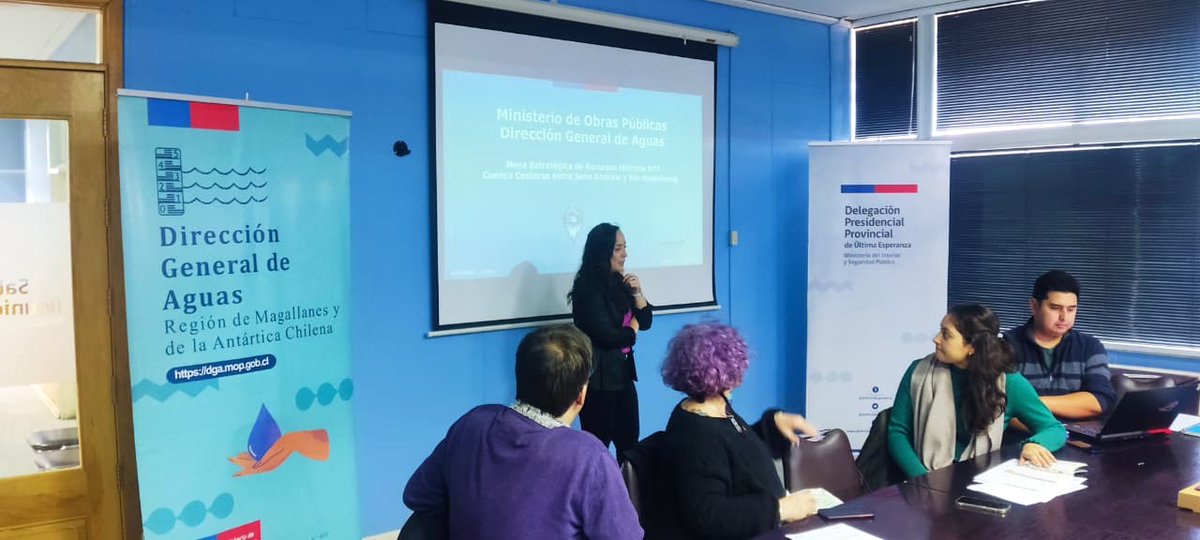 MopMagallanes12's tweet photo. 🗺En Puerto Natales #DGAMOP realiza la séptima sesión de la Mesa Estratégica de Recursos Hídricos en la cuenca Costeras entre seno Andrew y Río Hollemberg.
💧En la oportunidad se abordan las medidas e iniciativas presentadas por los órganos encargados, para resolver las brechas detectadas en la cuenca de planificación.
✅Se trabaja además en la categorización de dichas medidas según la relevancia dependiendo del grado de incidencia, para dar respuesta a las problemáticas detectadas y propender a la seguridad hídrica en el marco de sus cuatro ejes: Consumo humano y subsistencia; Actividades productivas; Conservación y preservación de ecosistemas, y resiliencia ante amenazas.
🤝Destacamos el gran compromiso y participación de los actores participantes, considerando junto a la comunidad a servicios públicos, privados, Municipios, academia y organizaciones.