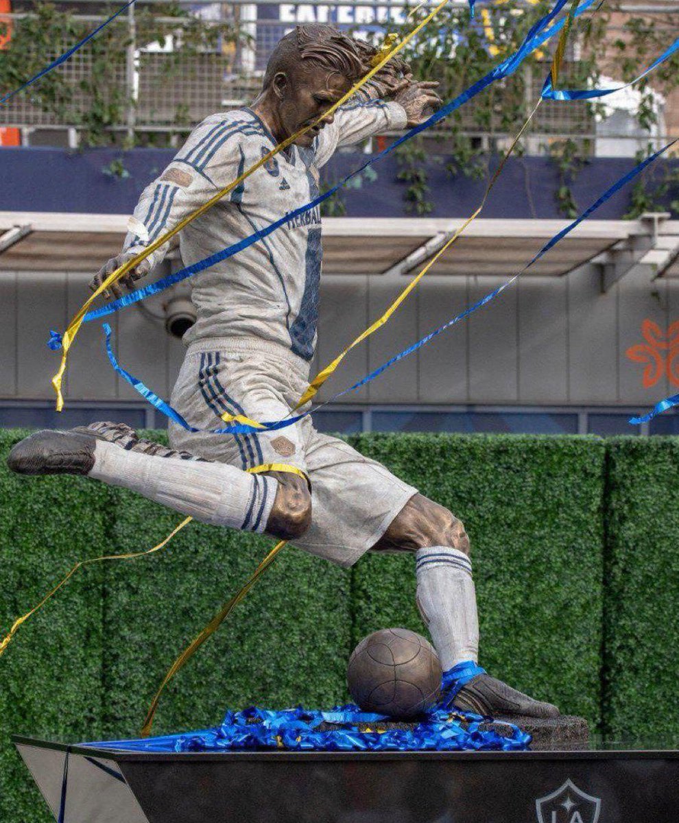 "From the Field to Statues: football stars Who Got Statues at Their Team's Stadium".

A Thread.🧵