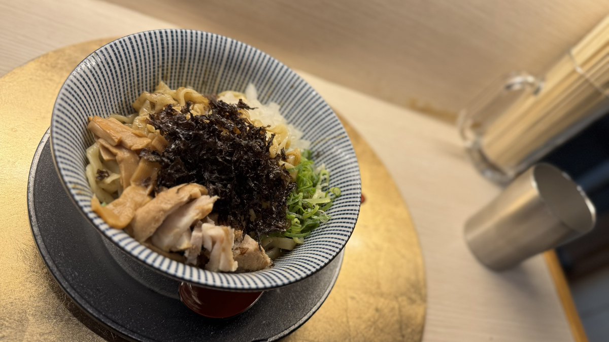 柏駅の麺屋 音🍜
いつもは濃厚煮干しそばに和え玉がデフォですが今回は油そばに挑戦。何事も新しい挑戦が大切だとラーメンを啜りながら感じました。
煮干し感は少し弱いもののちぢれ麺にタレが絡み合い最後まで美味しくいただきました😀