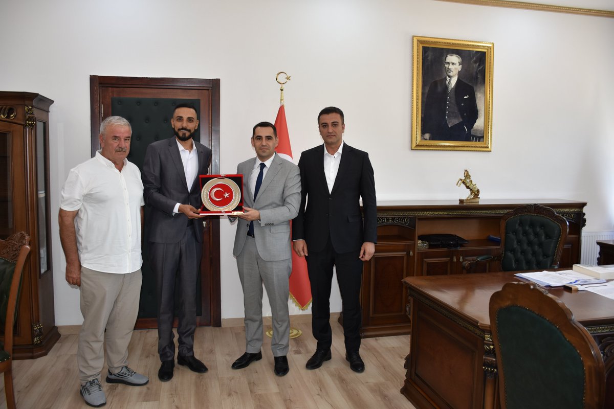 Anadolu Şehit Aileleri Gazileri ve Güvenlik Koruyucuları Vakfı Diyarbakır Şube Başkanı Hakan ÇELİK ve beraberindeki heyet; Kaymakamımız Sayın Mevlana KÜRKCÜ’ye makamında ziyarette bulundular.