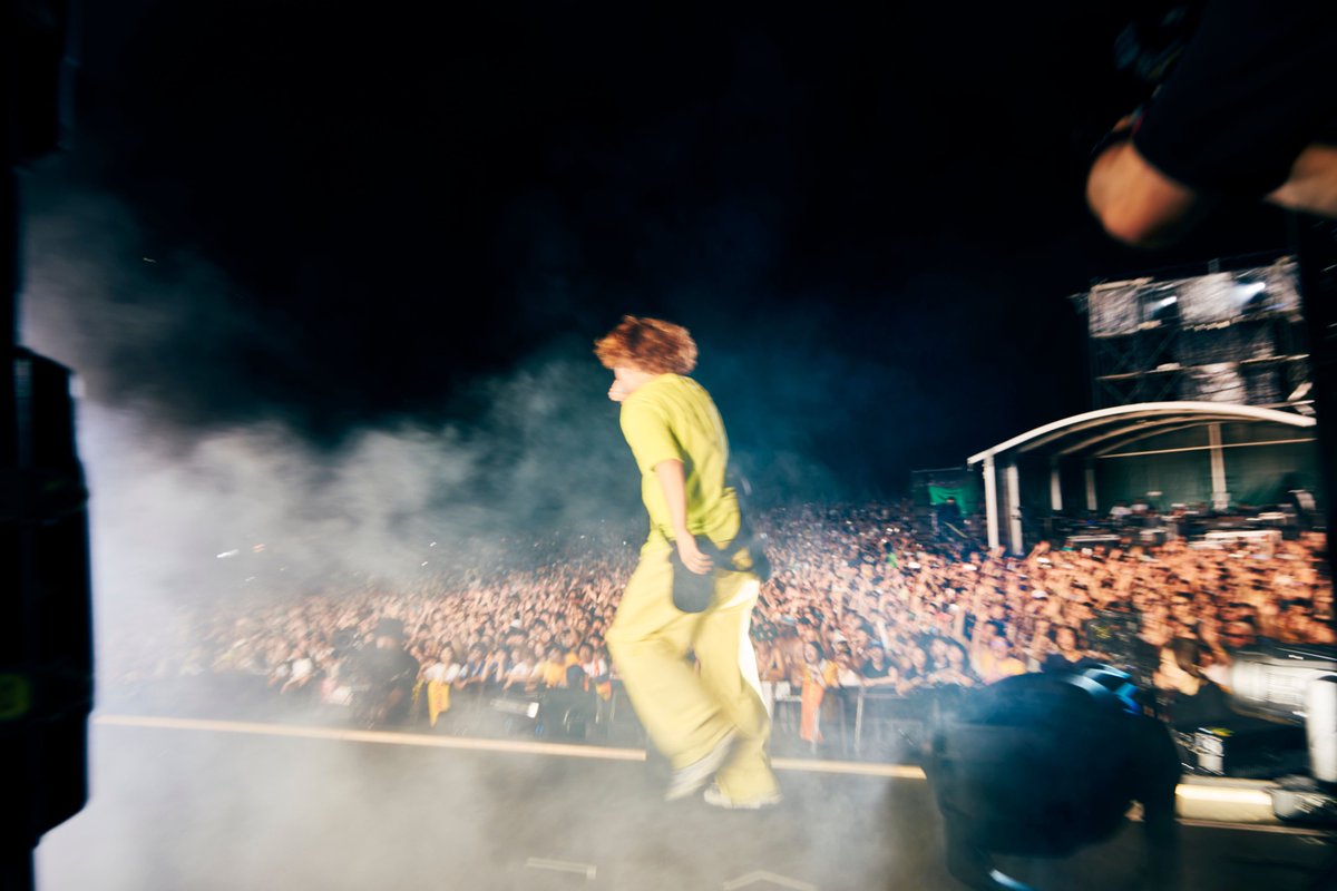 #Vaundy

「FUJI ROCK FESTIVAL '25」
Online Listening Party

“ #怪獣の花唄 “

🎧lnk.to/250725

全14曲一緒に盛り上がってくれて
ありがとうございました!!❤️‍🔥

#Vaundyフジロック
#Vaundy再会

-

📌配信中!!
“ #再会 “
🎧music.apple.com/jp/album/%E5%8…
🎥youtu.be/WcaSSvtHFeM
TVアニメ