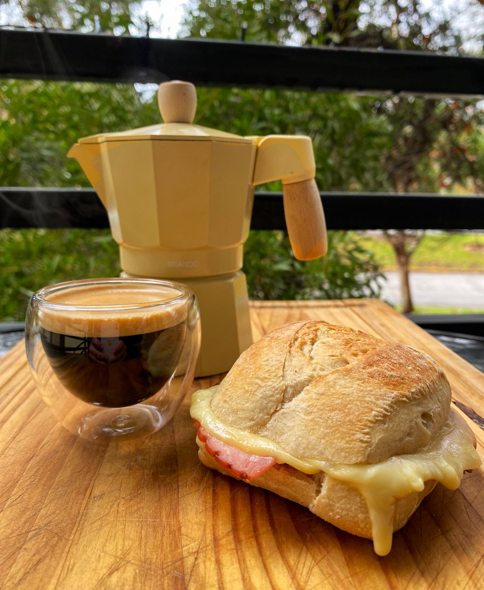 Espresso recién molido + aliado caliente.
Hay que combatir el frío 
Buenos y gélidos días. Espero que la lluvia/nieve de ayer no les haya afectado.