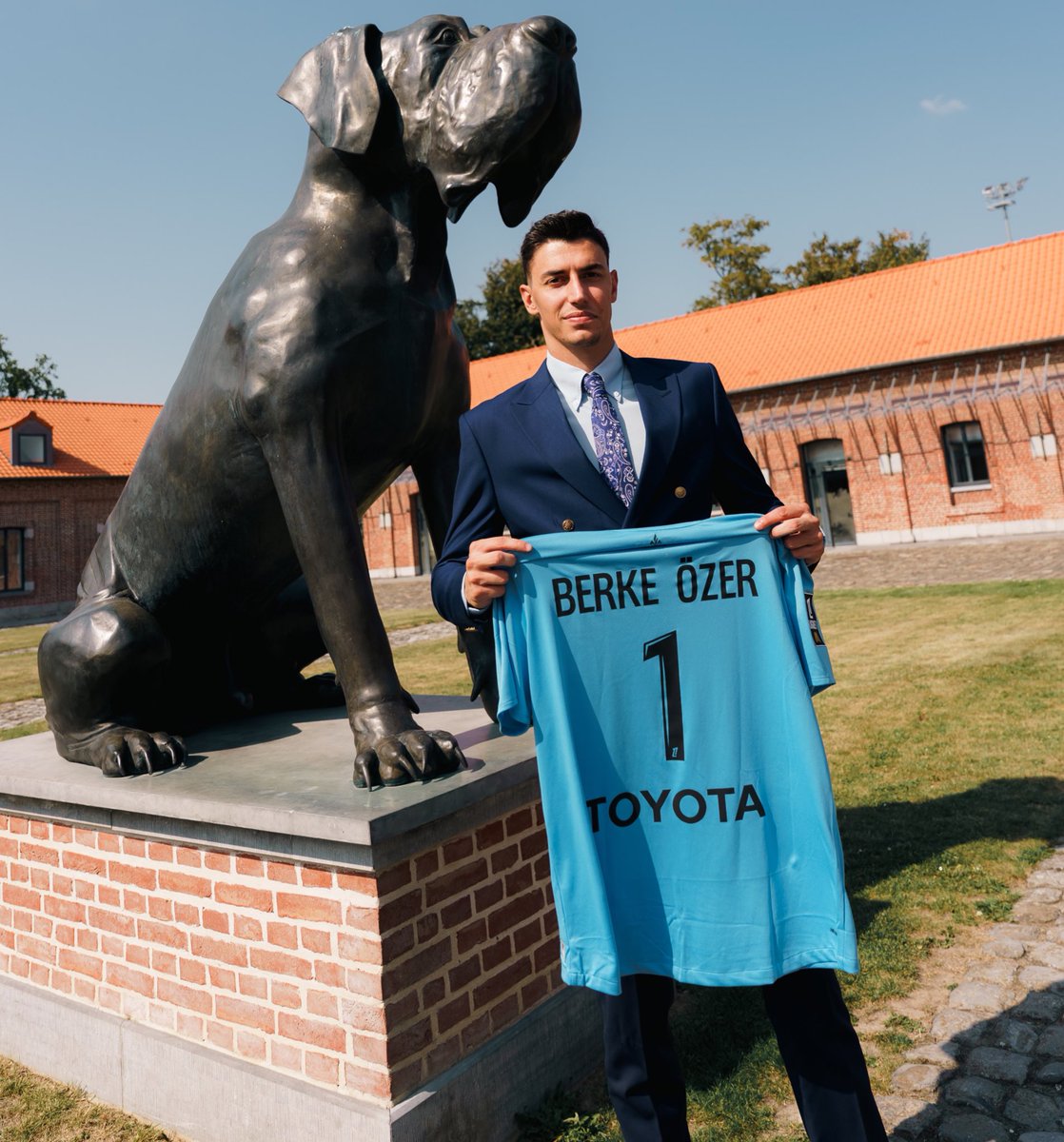 🎙️| Berke Özer: “Lille büyük bir kulüp ve Türkiye’de de çok tanınıyor. Burak, Zeki ve Yusuf sayesinde LOSC’a ilgi arttı. Benim imzamda gönderdikleri video beni hem duygulandırdı hem de gururlandırdı. Onlara teşekkür ediyorum.”