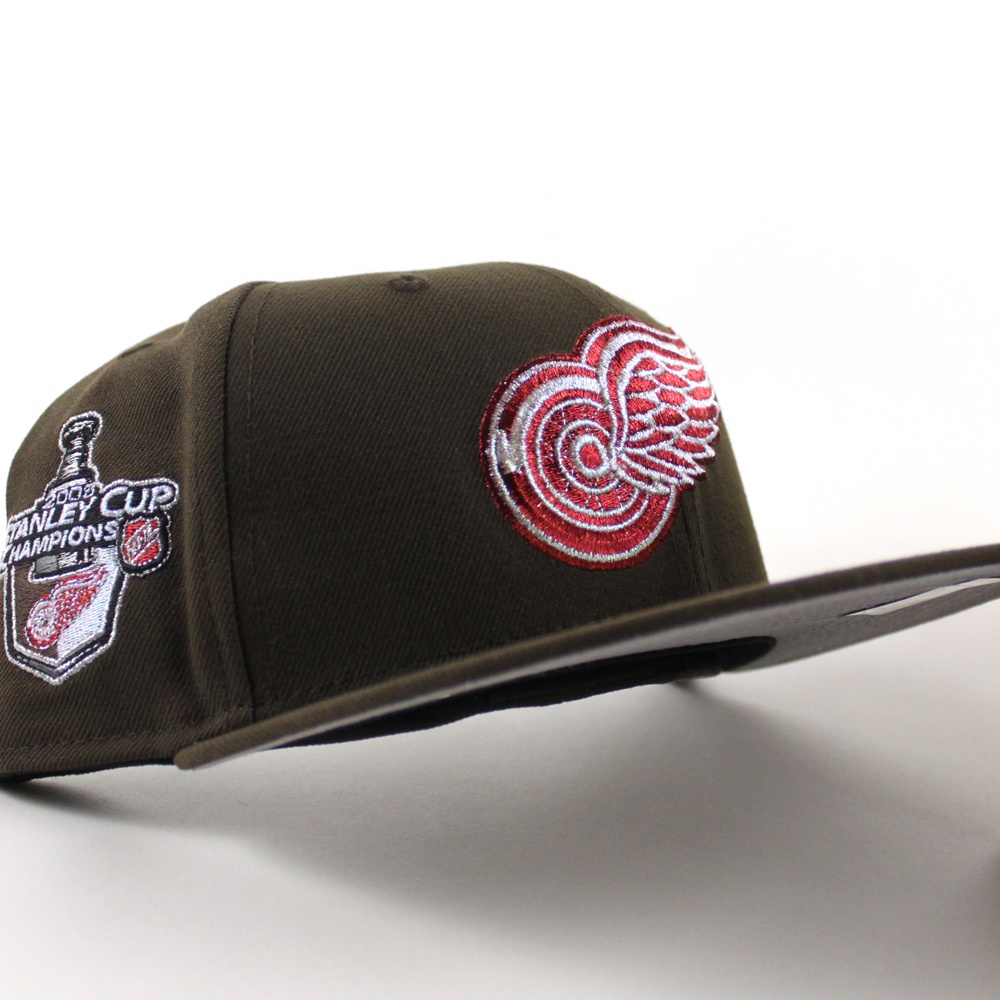 ECAP_CITY's tweet photo. Detroit Red Wings Stanley Cup New Era 59Fifty Fitted Cap in Walnut with Gray Bottom 💸⚙️🔩🛠️🔧

Inspired by 🦁 with our own twisted to it. 

-

Shop Here
https://t.co/T1sDwngtRI

-

#DetroitRedWings #Wings #NHL #neweracap #ecapcity https://t.co/q2tfRvJJDi