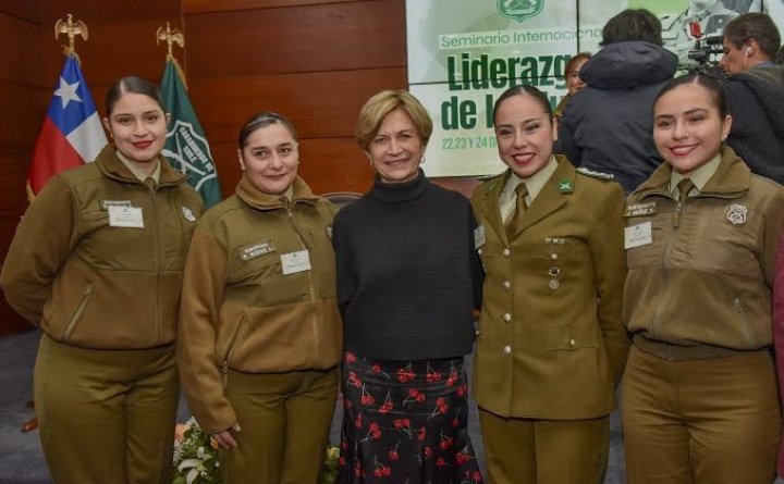 chile_espanol's tweet photo. 🔴 Personal femenino de Carabineros de Chile  rescata anciana con Alzheimer en Providencia https://t.co/LR8q6VJkVn