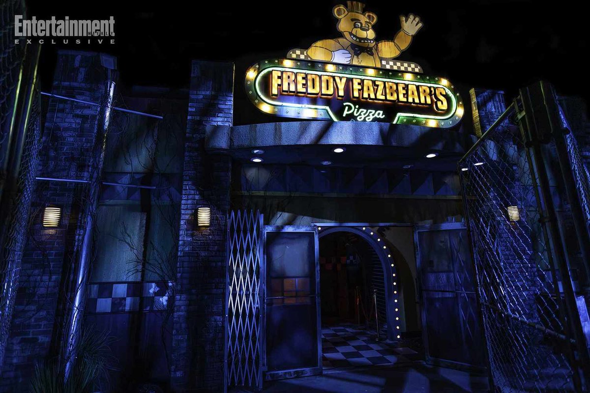 FNAFAlerts's tweet image. Entertainment Weekly has posted an article giving us our first look at the recreation of Five Nights at Freddy’s at Halloween Horror Nights!

“The characters are huge, and they’re strictly represented as animatronics and puppeted characters in our house.“

“Freddy will step…