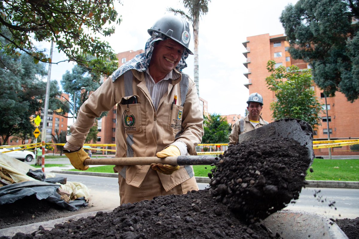 🚧 Hoy nuestro equipo de la UMV avanza en distintos puntos de Bogotá mejorando la malla vial.

Estamos en: Arboleda Sur, Atlanta, Britalia, Capitolio, Casablanca Suba Urbano, Ciudad Salitre Sur-Oriental, El Hato, Hoya Teusacá, La Comuna, Los Molinos y Tuna Rural. 💛❤️
