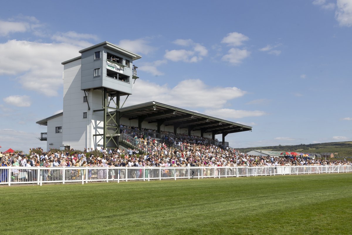 It's Ladies Day here at Ffos Las and we're packed! 

What a crowd 😍