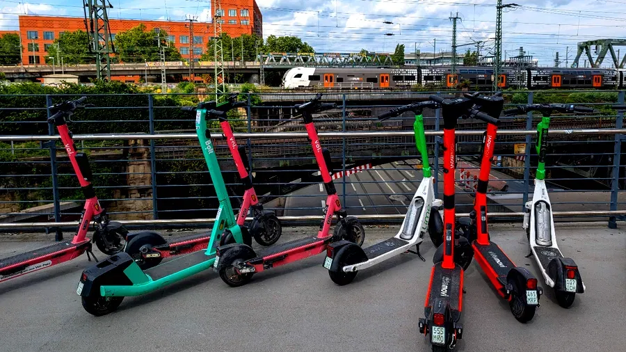 BAM_Wetstraat's tweet photo. België overweegt strengere snelheidsbeperkingen en nummerplaten voor e-steps https://t.co/OgPIQtrtVG #België #eSteps #Snelheidsbeperkingen #Verkeersveiligheid #Regelgeving https://t.co/WPzV9GetMY