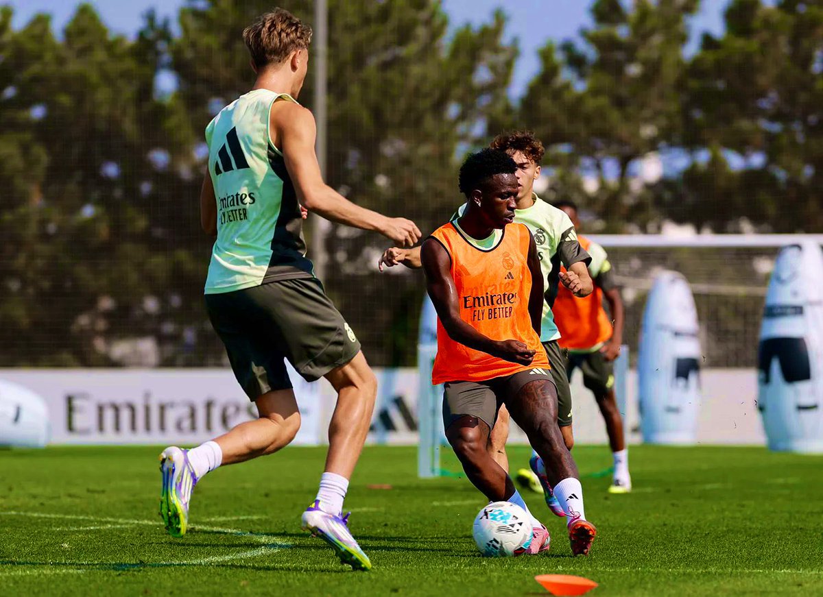CallViniJr's tweet photo. Han salido todos, absolutamente todos los que odian a @vinijr. Es su momento y lo están disfrutando como cerdos en el barro. El brasileño volverá más pronto que tarde y ahí nos tocará a nosotros reír. Calma! 🤍

Trabaja en silencio, habla en el campo. https://t.co/hE5kLqlKMC