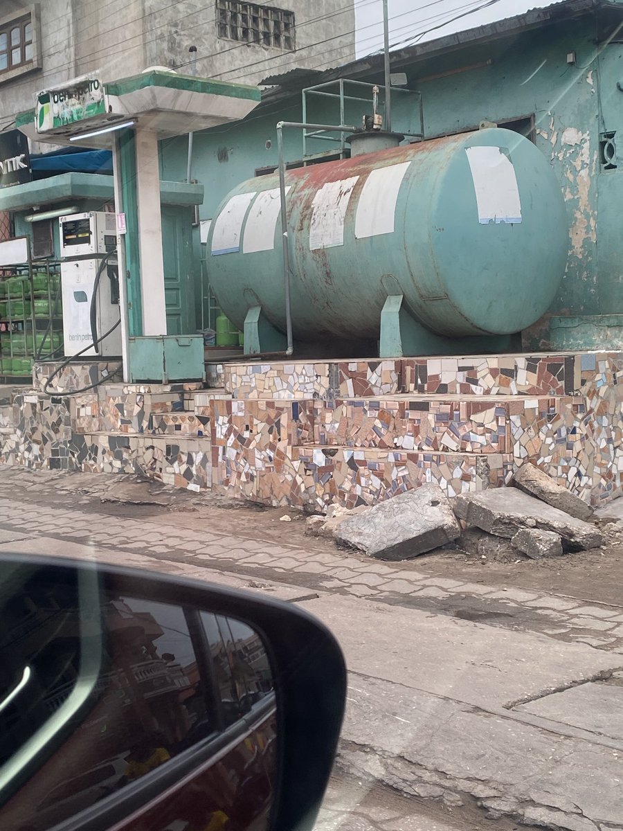 TheWatch15's tweet image. Insolite à Cotonou!! 
Alors k là Police degage les vendeurs.euses empietant d see ur les trottoirs où là rue, voici une station à cuve ouvert en plein boulevard du Canada🤔🤔