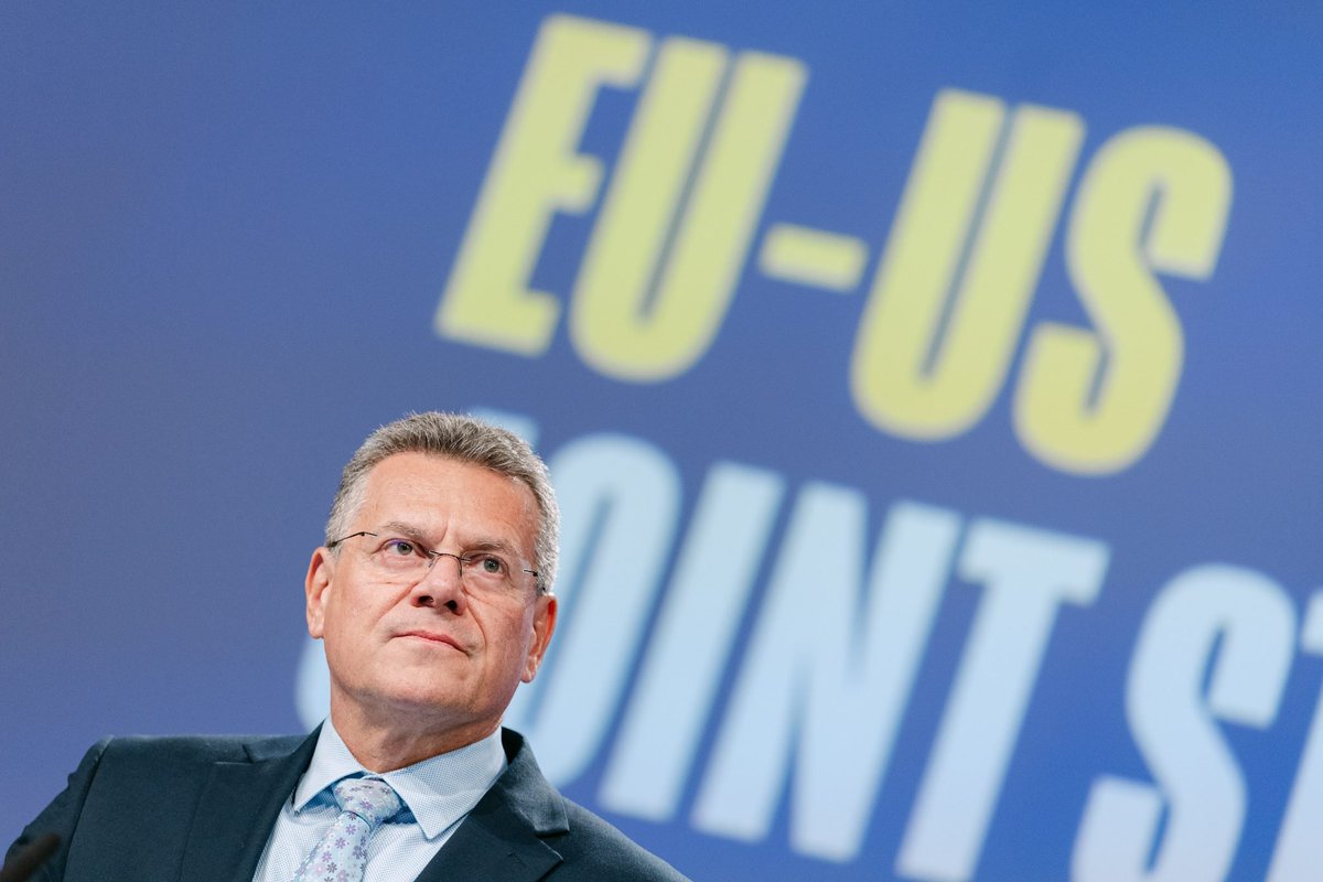 🇺🇸🇪🇺AB ve ABD, ticaret anlaşmasının ‘çerçevesi’ üzerinde anlaştı

🔎Gümrük vergilerini %15 ile sınırlayan, kilit sektörler için muafiyetler sağlayan ve enerji, dijital ticaret ve tedarik zinciri güvenliği konusunda taahhütler içeren çerçeve

💥AP’de tepkiler: Trump’a nihai