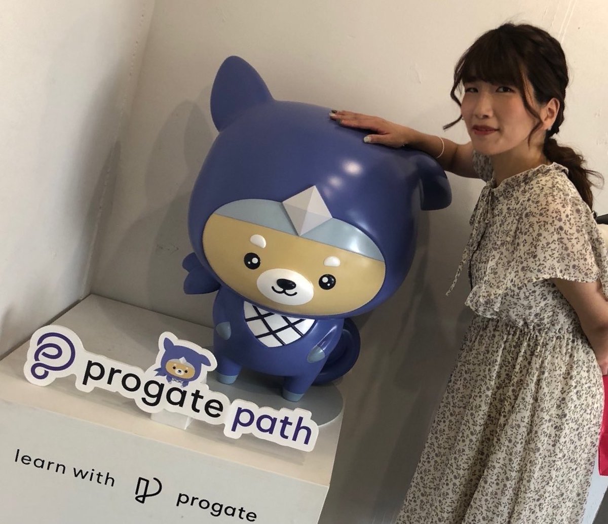 今日の夕方に株式会社Progateさんの東京オフィスにお邪魔してきました〜！

せっかくなのでProgate公式キャラクター「にんじゃわんこ」の銅像とも記念撮影してきました😆✨(めちゃ可愛かった…👀💕)

また会いにくるぞい🐶