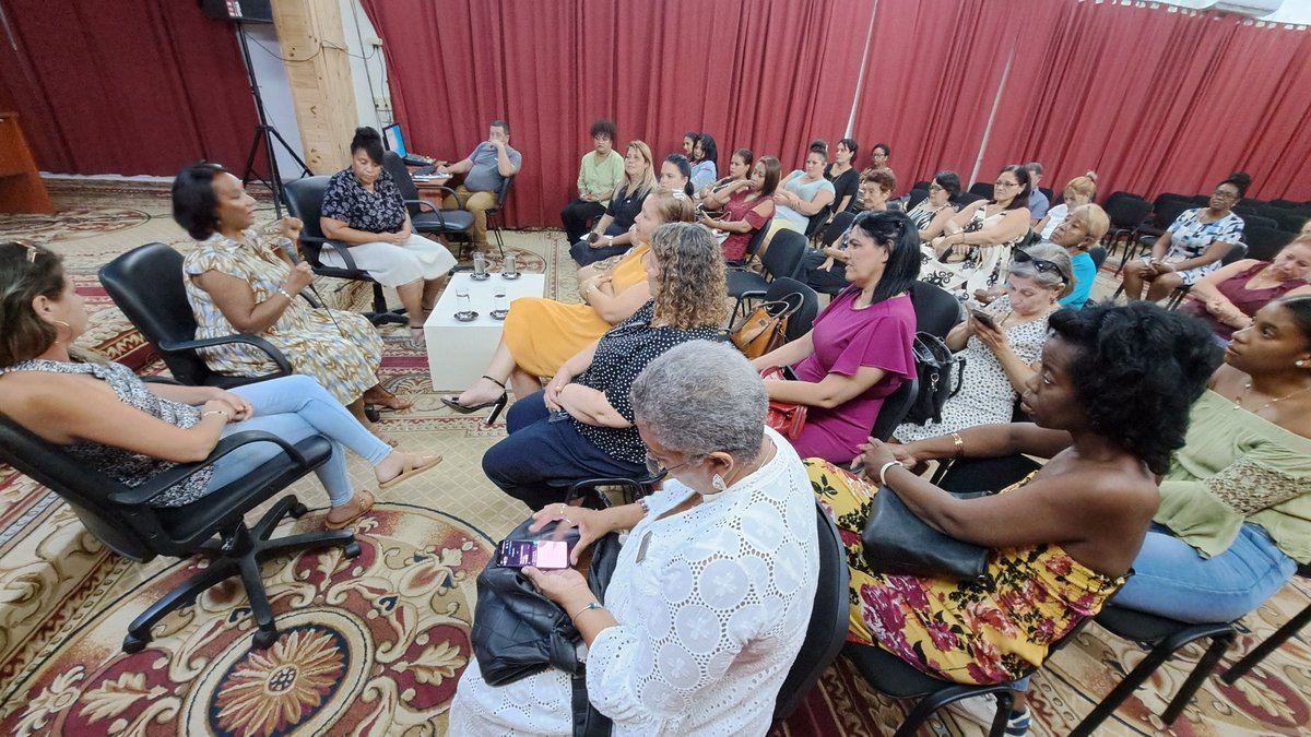 Nuestras federadas, mujeres valientes y emprendedoras, reunidas esta mañana intercambian sobre experiencias, proyectos y futuro por #Cuba 🇨🇺