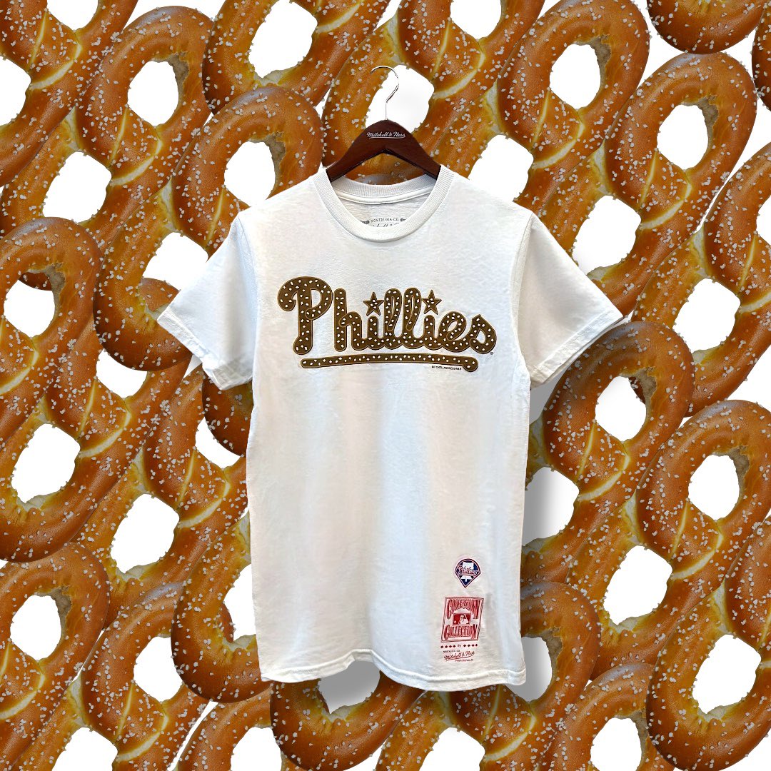 MNFlagshipStore's tweet image. Anyone hungry? @Phillies food tee pack now available! 🥖🥨🍧