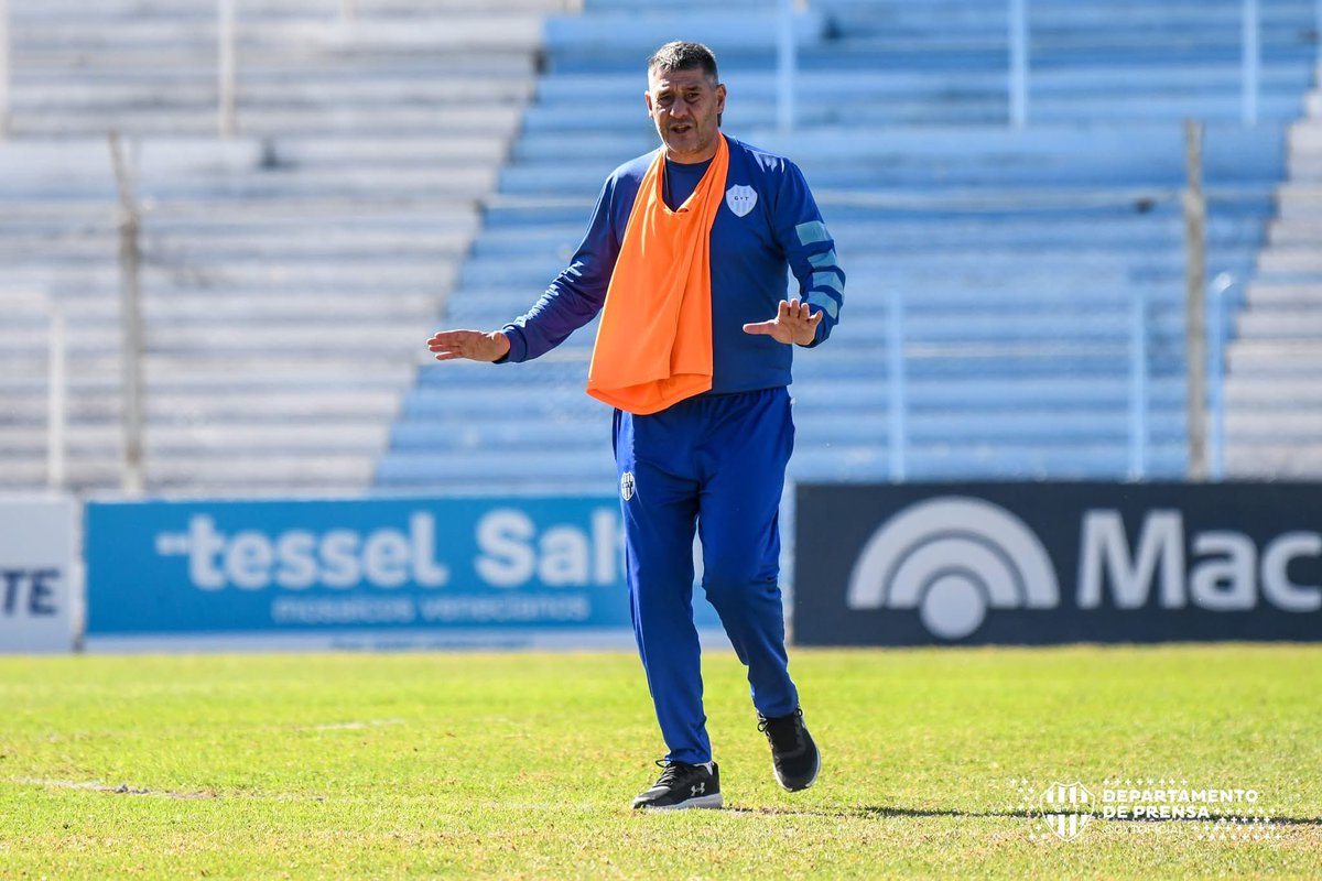 Y si vuelve la línea de 3/5 para enfrentar a Madryn? 
Abadía 
Chaves, Guanini, Díaz, Tallura, Montoya/
Méndez, Sivetti, Rinaldi/
Rojas y Reynaga.

Gusta ? Opiniones? Se dará?