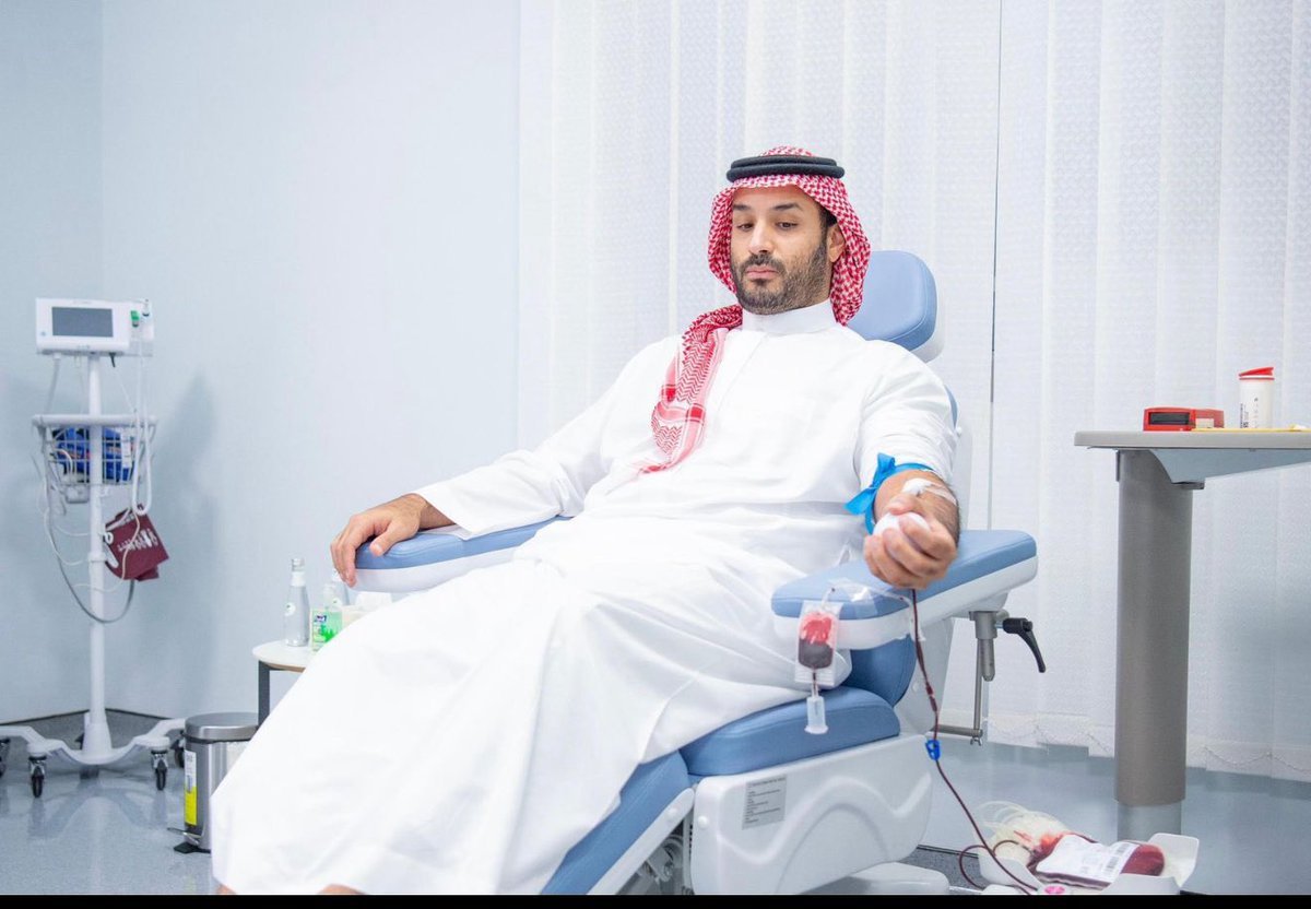 b1andr9090's tweet photo. دمك بذلته من سهرك وتفانيك 
قبل التبرع يا زعيم العروبه

راعي الأيادي البيض والبِيض تكسيك
يا جاعل نفسه لشعبه جلوبه

تزرى القصايد لا توفي معانيك
لو حاول الشاعر بسبك وعذوبه
عزيت شعبك وانخذل من يعاديك
باسلوبك اللي فارق ٍ عن اسلوبه
حيث ان نهجك نابع من معانيك
من راس سلمان الفخر مع دروبه https://t.co/6a2YDhvuQv