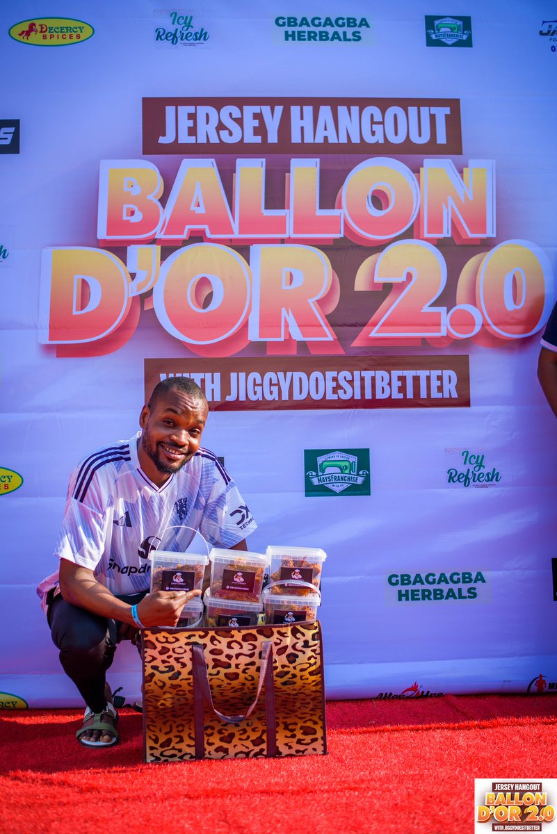 Jaecougar's tweet image. Ndi nkem, Mbana mbana oh,  I&apos;d like to introduce you all to the person I have been seeing in my dreams, not the guy squatting though, it&apos;s what he&apos;s pointing at!!! 

If una taste that chicken ehhh, it&apos;s the sauce that&apos;s my major concern, like e go bang with hot white rice oh...…