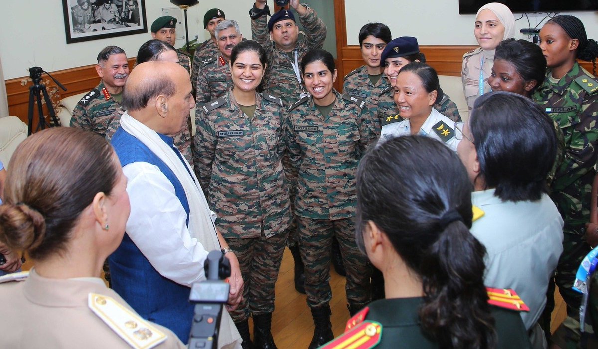 DDNewsHindi's tweet photo. रक्षा मंत्री @rajnathsingh ने संयुक्त राष्ट्र महिला सैन्य अधिकारी पाठ्यक्रम में भाग ले रही भारत सहित 15 देशों की महिला सैन्य अधिकारियों से संवाद किया और उनके योगदान की सराहना की

#UNWMOC2025 #UNPeacekeeping @DefenceMinIndia @SpokespersonMoD @MEAIndia https://t.co/MQ5WFwaZN2