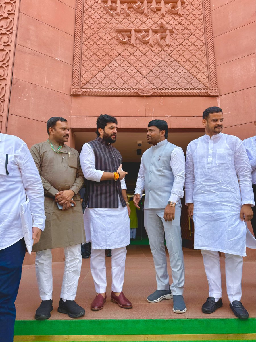 SUJIT THITE (@sujitbhauthite) on Twitter photo Had the privilege of meeting Union Minister <a href="/mohol_murlidhar/">Murlidhar Mohol</a> ji in Delhi during the Parliament session. 🌸
Truly inspired by his dedication, clarity of vision & tireless efforts – whether it is his impactful work in the Ministry or the transformative initiatives he is driving in Had the privilege of meeting Union Minister <a href="/mohol_murlidhar/">Murlidhar Mohol</a> ji in Delhi during the Parliament session. 🌸
Truly inspired by his dedication, clarity of vision & tireless efforts – whether it is his impactful work in the Ministry or the transformative initiatives he is driving in