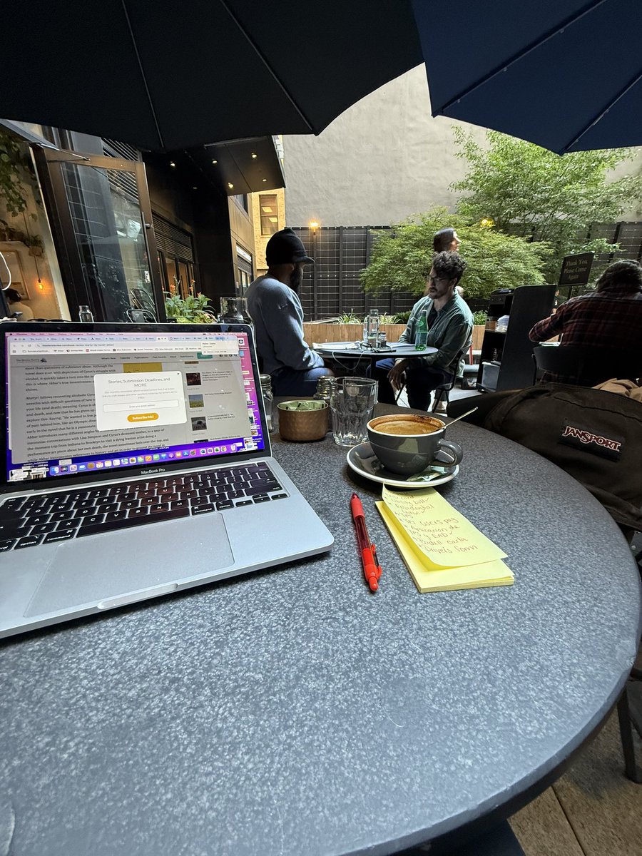 Estoy sentada en un cafe trabajando a dos cuadras de mi casa en NY. What is life?