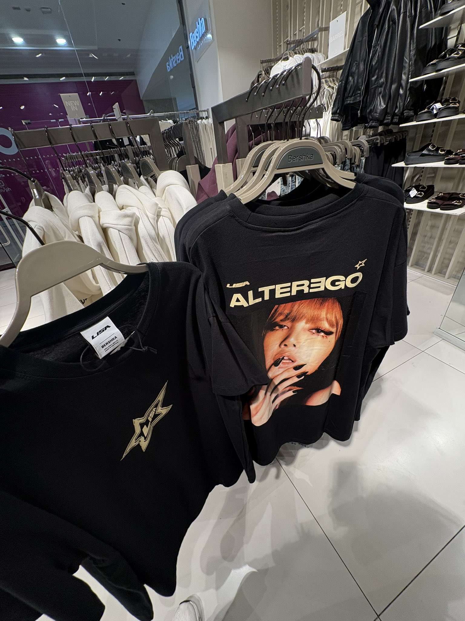 BERSHKA LISA ALTER EGO ベルシュカ BLACKPINK Lisa print short sleeve T-shirt - Women | Bershka