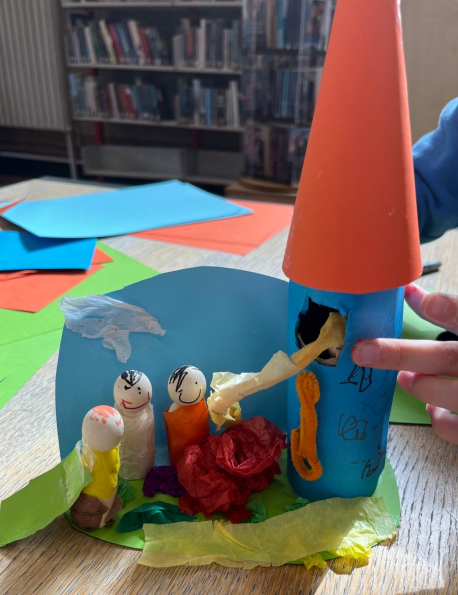 TraffLibraries's tweet image. Check out some of the beautiful book nook creations from Stretford and Woodsend library! Can you recognise these famous book/fairy tale scenes?

 #BookNook #LibraryLife #StretfordLibrary