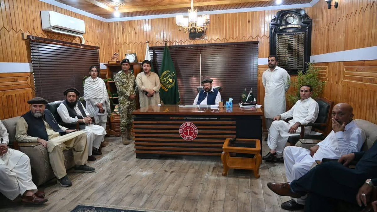 "کلائمٹ چینج کی اصل وجوہات تو ڈپٹی کمشنر آفس کی دیواروں پر لگی لکڑی کی پینلنگ میں چھپی ہیں، اور جنگلات کاٹنے پر پابندی کے نوٹیفیکیشن بھی وہیں سے نکلتے ہیں جہاں لکڑی کے خوبصورت پینل لگے ہیں۔" 🌲😅
<a href="/UNDP/">UN Development</a>