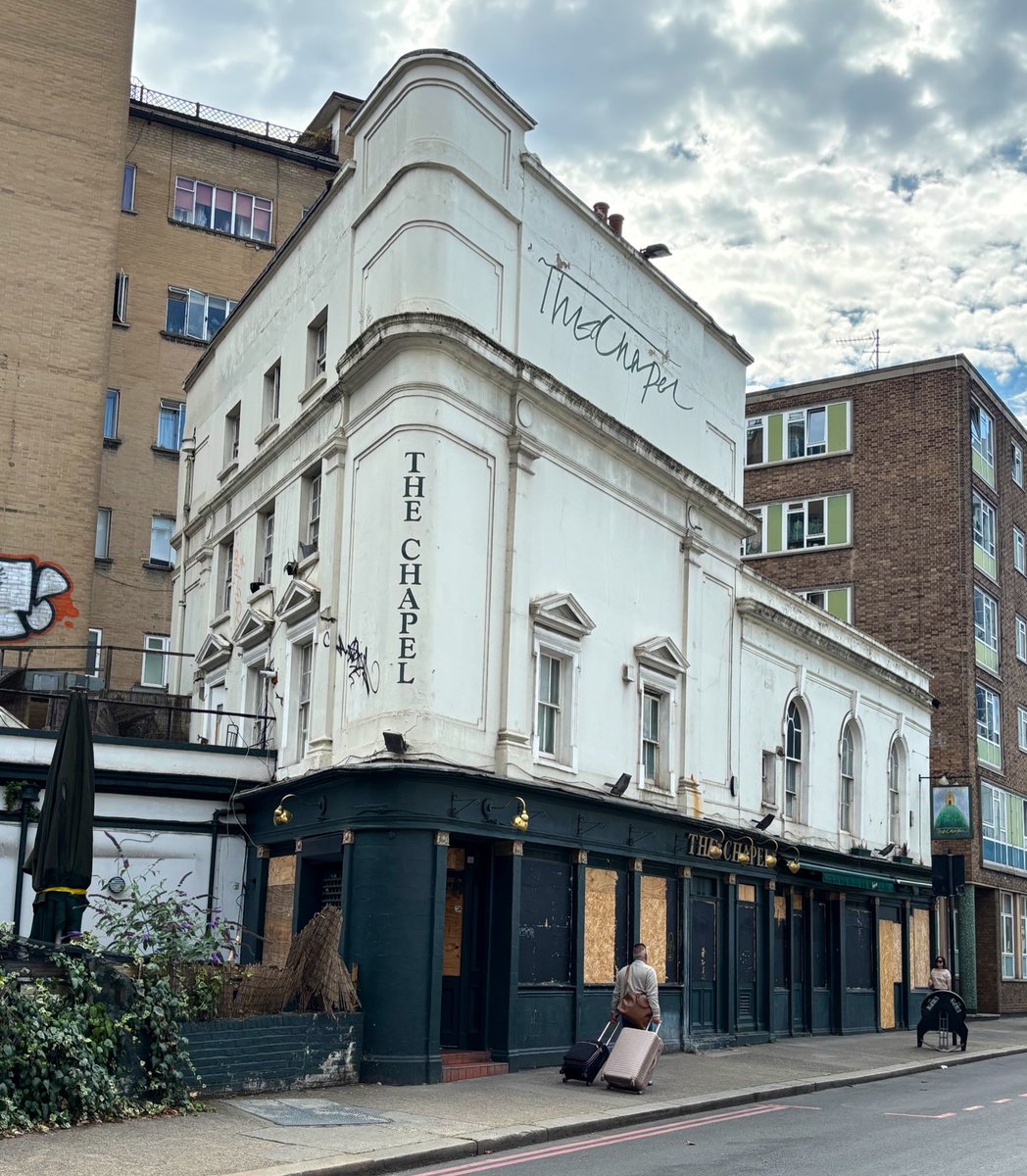 The Castle in Marylebone was originally known as the Pontefract Castle, built in the early 1800’s. Demolition and redevelopment is planned.
#chapel #deadpub #ffs #nw1