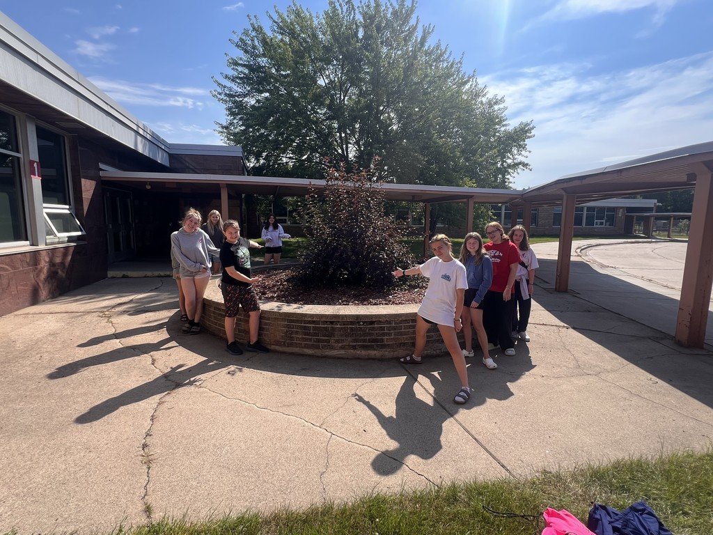 chisholmmn695's tweet image. 💙❤️ A big shoutout to our Chisholm Bluestreak swimmers! 💙❤️

Today they stepped up to give back to the school by cleaning up and weeding the planter at the Vaughan. 🌱👏 Their teamwork, pride, and dedication shine both in and out of the pool! #BluestreakPride #Teamwork