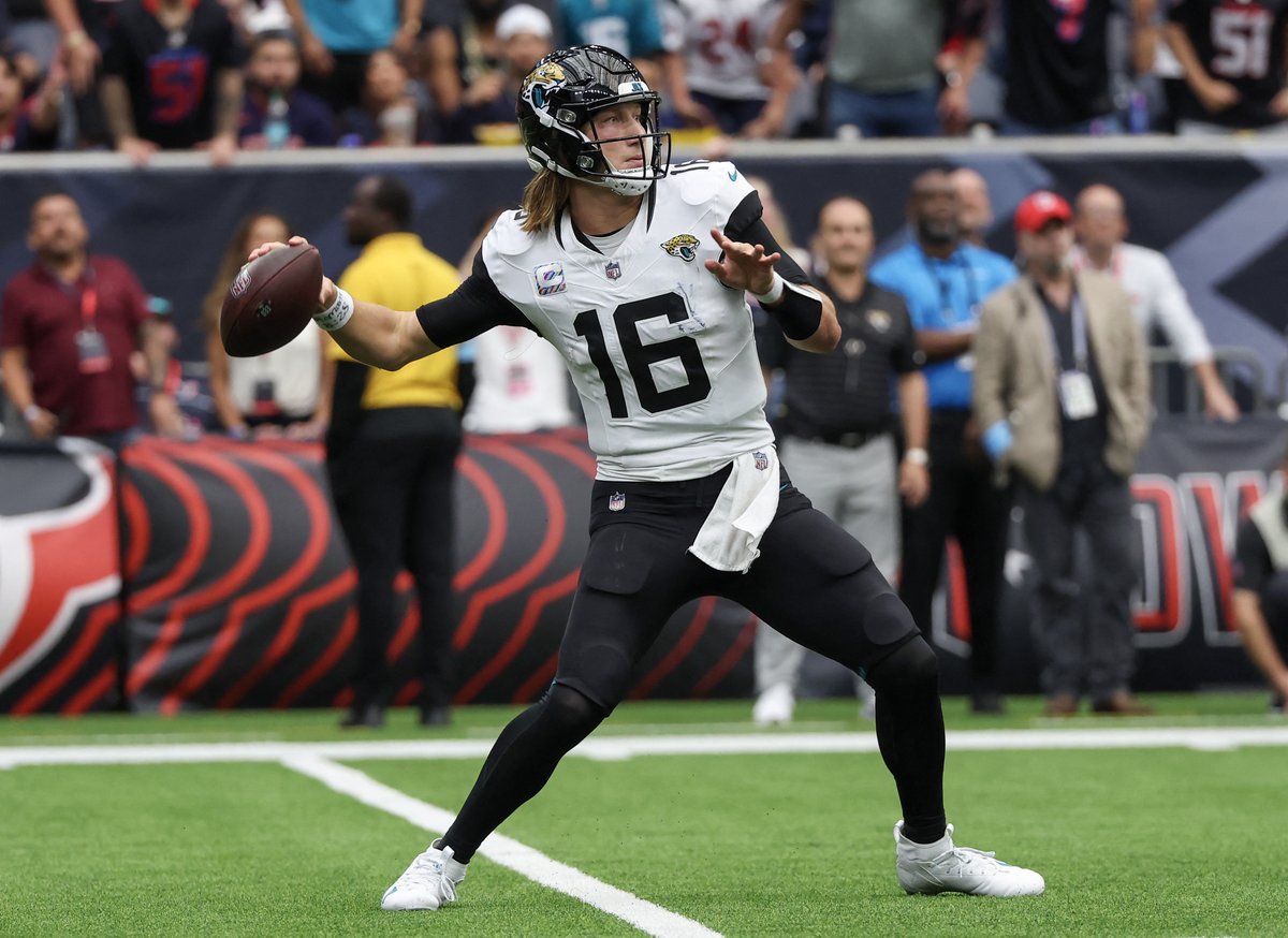16 DAYS UNTIL THE JAGUARS SEASON!

Hit RT if you believe that Trevor Lawrence is going to be a Top 10 QB this season!